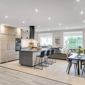 https://harlig-villa-med-hotellkansla-10-min-till-goteborg.gothenburg-hotel.com